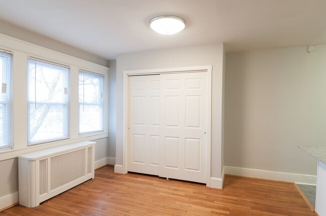 Interior Photo - Metropolitan Narberth Station
