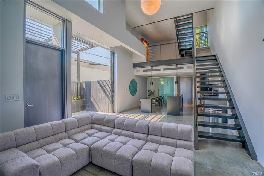 Building Photo - 1011 N Orange Grove Ave