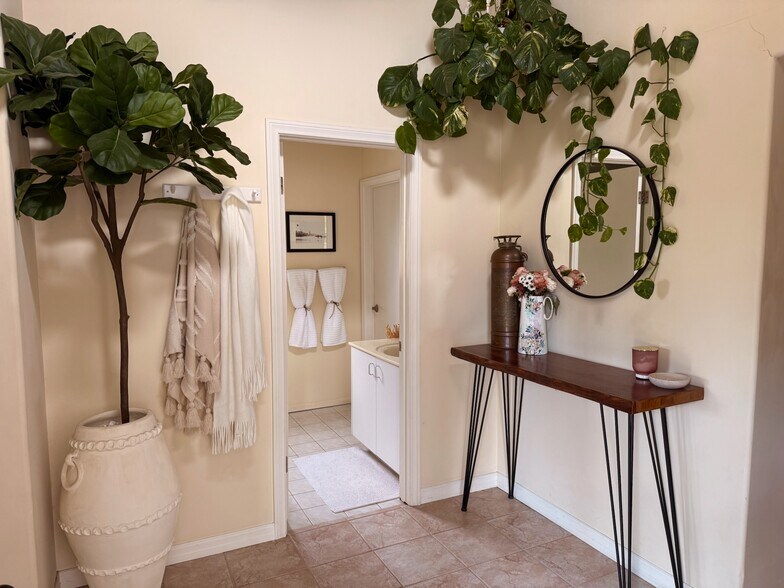 Entry - 222 S Hamilton Dr