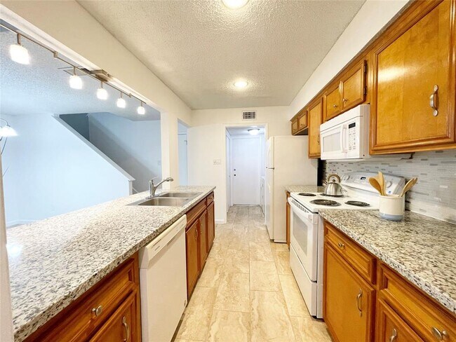 Building Photo - 13897 Hollowgreen Dr
