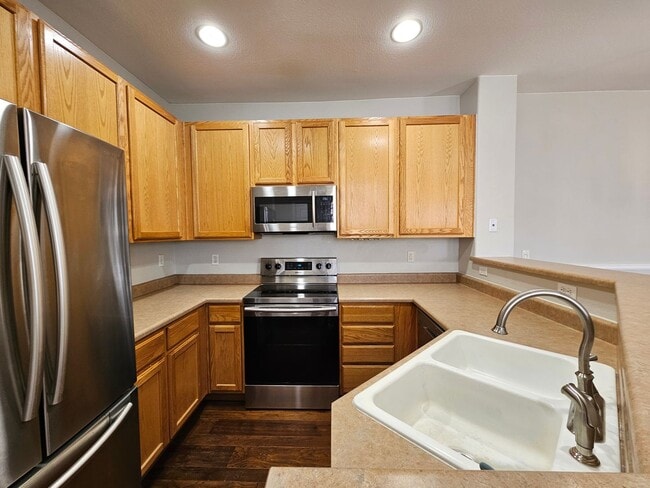 Building Photo - Stunning Highlands Ranch Townhome