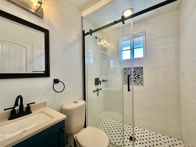 Building Photo - Beautifully Renovated Stand Alone Home Fea...