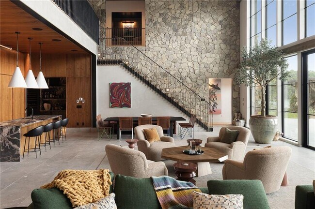 Building Photo - 725 Rocky Point Dr