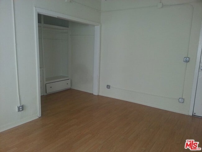 Building Photo - 425 S Grand View St