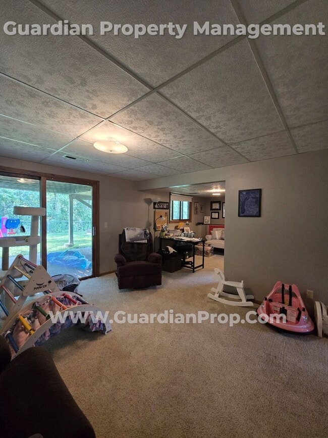 Building Photo - Split Level Home in Roseville Available 8/...
