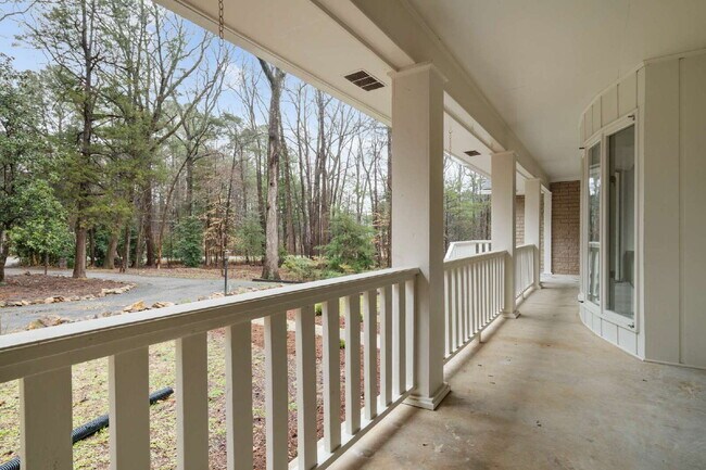 Building Photo - Spacious and Unique 5-Bedroom Ranch in Chapel Hill!
