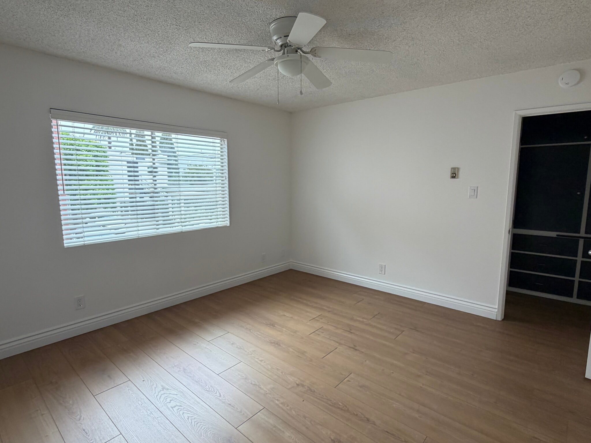 Massive bedroom with natural light - 100 Hermosa Ave