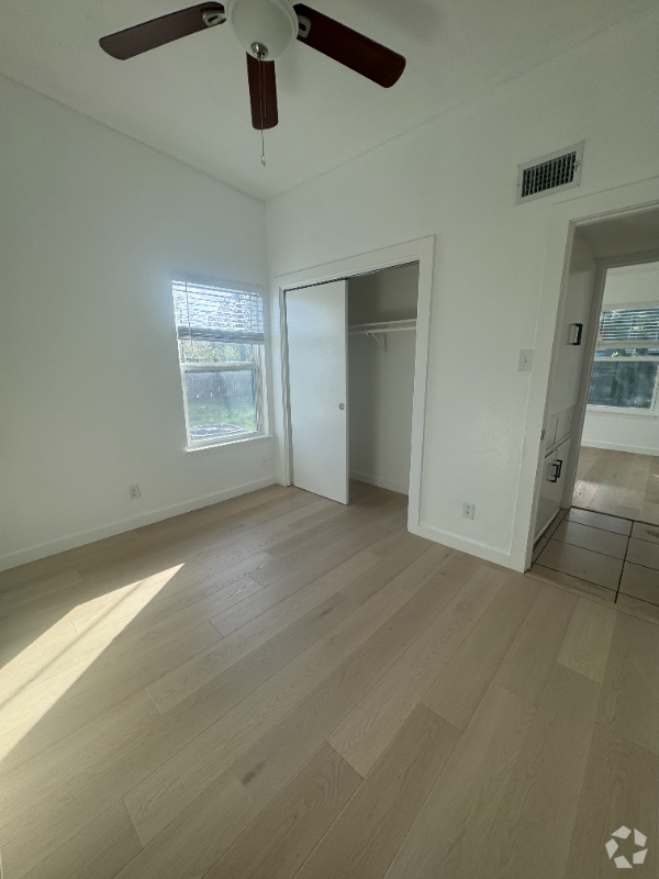 Building Photo - 5000 Cottonwood Cir