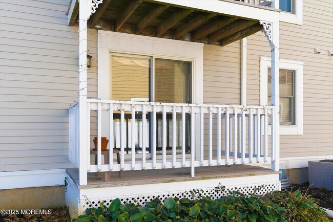 Building Photo - 606 Bay Ave