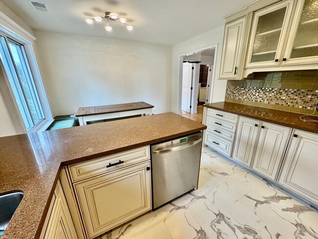 Building Photo - Stylish 3Bed/2.5Ba Daly City Home with Mod...