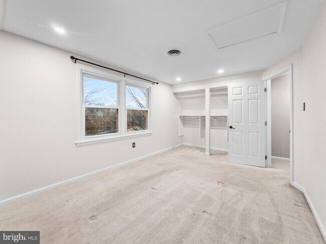 Building Photo - 6586 Hemlock Point Rd