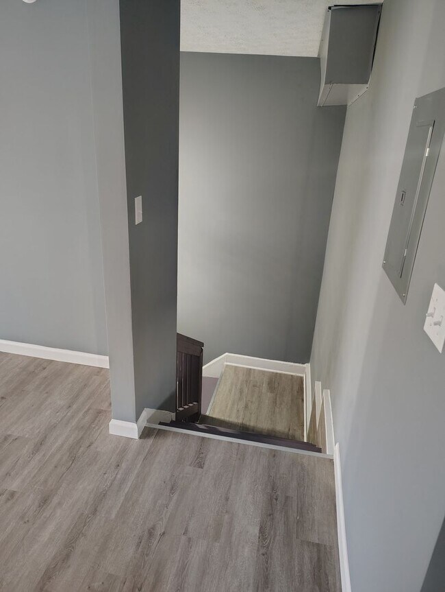 Building Photo - 609 E Mulberry St