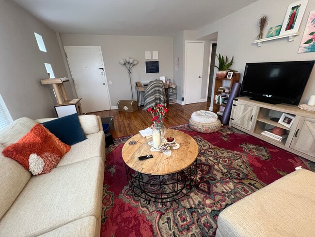 Building Photo - Ravenswood Renovated 1 Bedroom