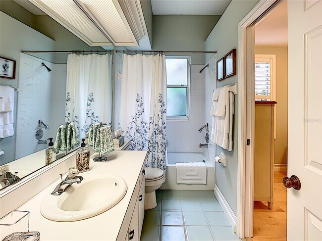 Building Photo - 539 Fallbrook Dr
