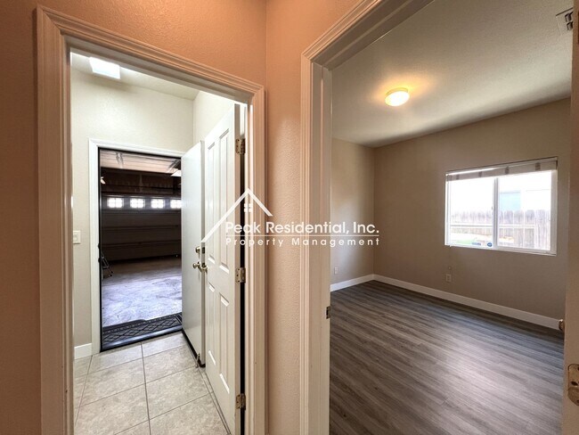 Building Photo - Very Nice 3bd/2ba Elk Grove Home with 2 Car Garage