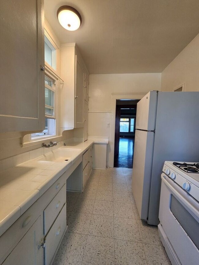 Building Photo - 1/2 off 1st Months RENT!! Victorian Gem in Golden Hill with garage! Flex Space!!