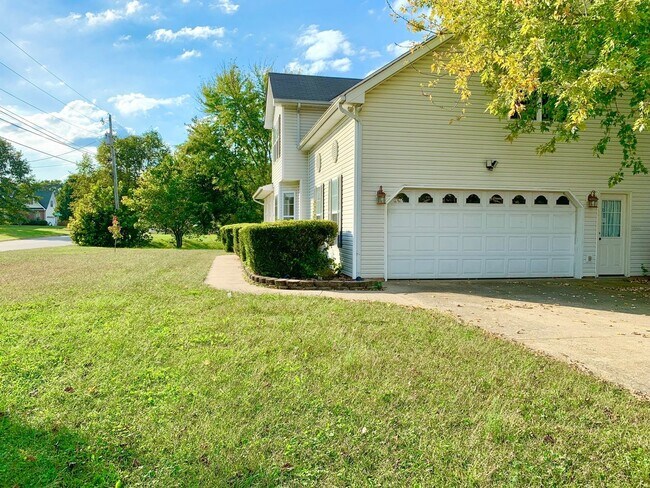 Building Photo - 2553 Emerald Ct