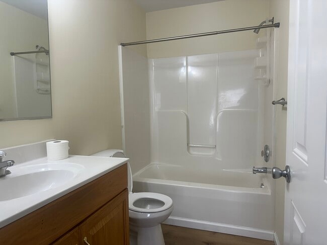 Upstairs Bath 2 - 209 Wilmer St