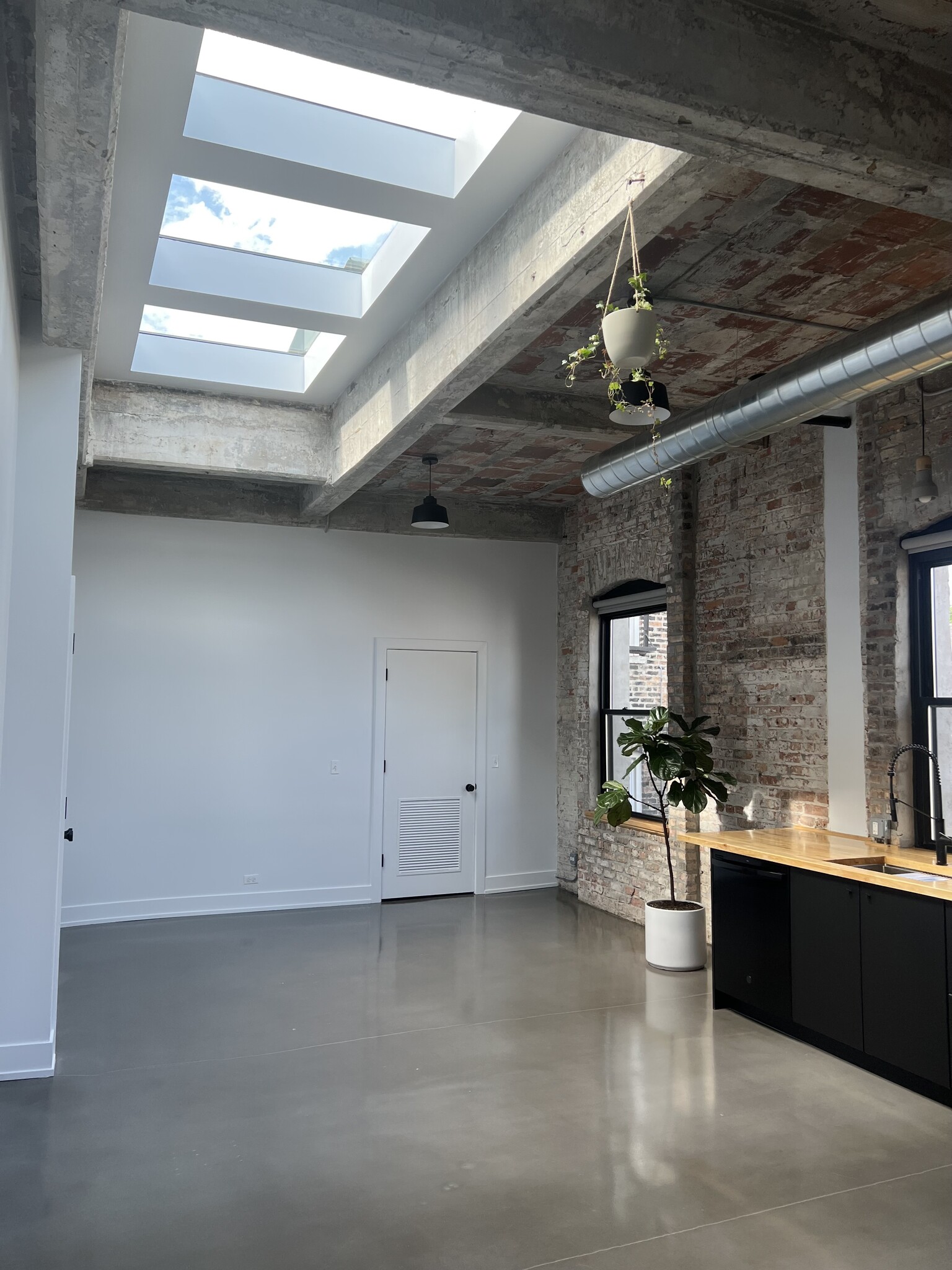 Building Photo - 1702 W 19th St