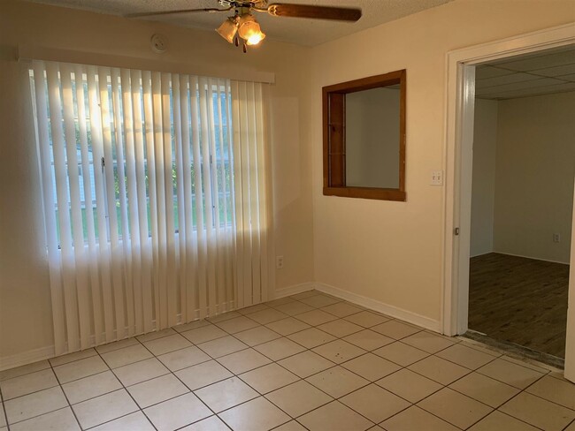Building Photo - 112 Hibiscus St