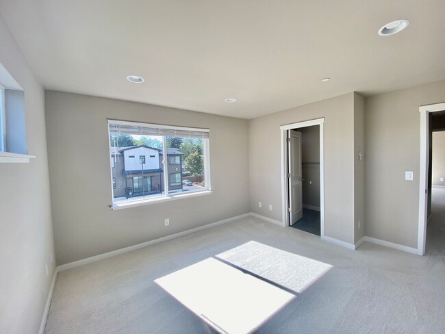 Building Photo - Beautiful Modern Townhome in Everett