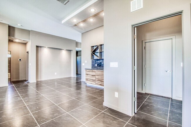 Building Photo - Beautiful East side House 4 bed-2.5 baths, part of The Overlook Casa Club that includes Swimming ...