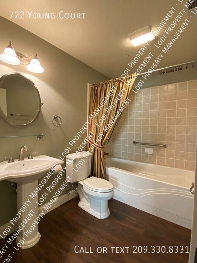 Building Photo - 722 Young Ct