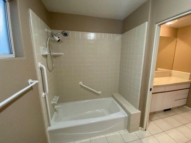 Building Photo - 835 17 Mile Dr