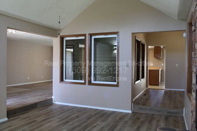 Building Photo - 4311 Desert Pl