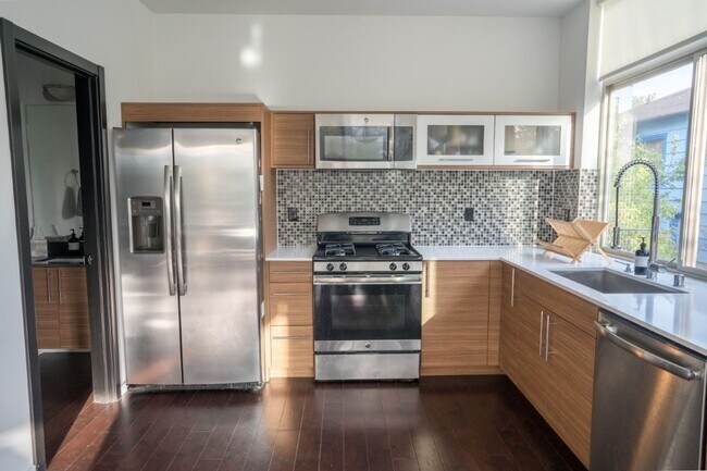 Building Photo - 3Bd/3.25Ba Seattle