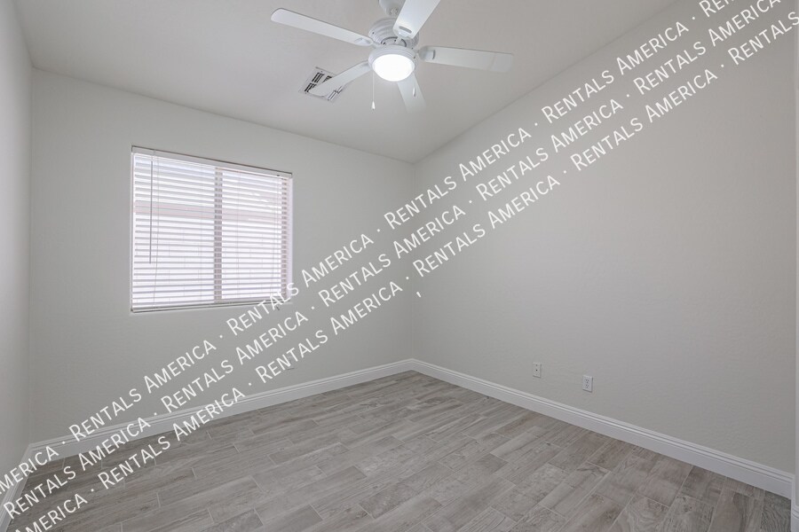 Building Photo - 3050 E Cherry Hills Pl