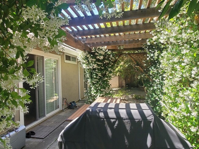 Building Photo - Cute Home in Great Location, A/C, W/D, Woo...