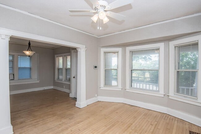 Building Photo - Updated 4-Bed Single Family Home with Clas...