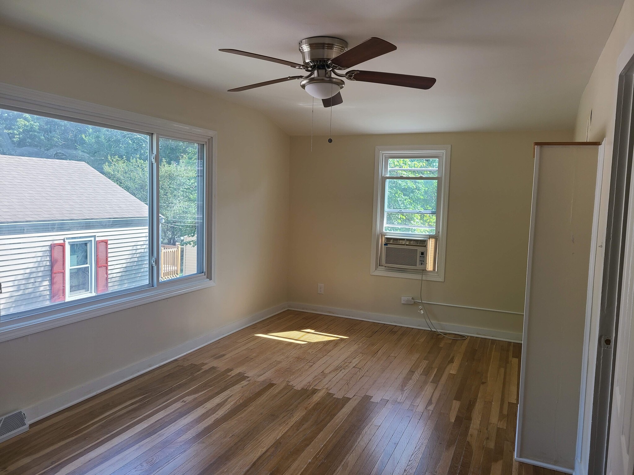 Master bedroom - 707 E Wood St