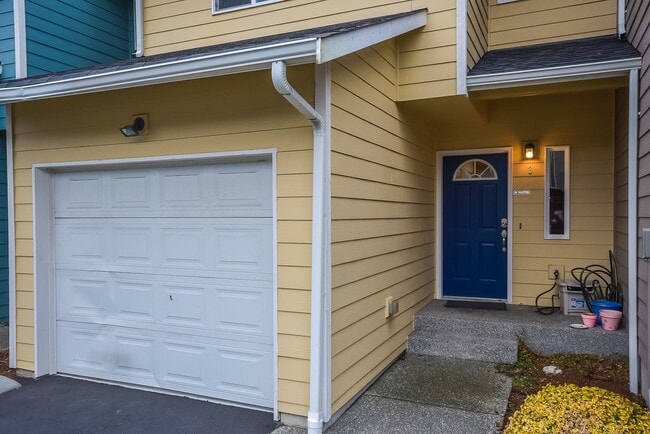 Building Photo - Spacious 2 Bedroom, 2.5 Bathroom Townhome ...