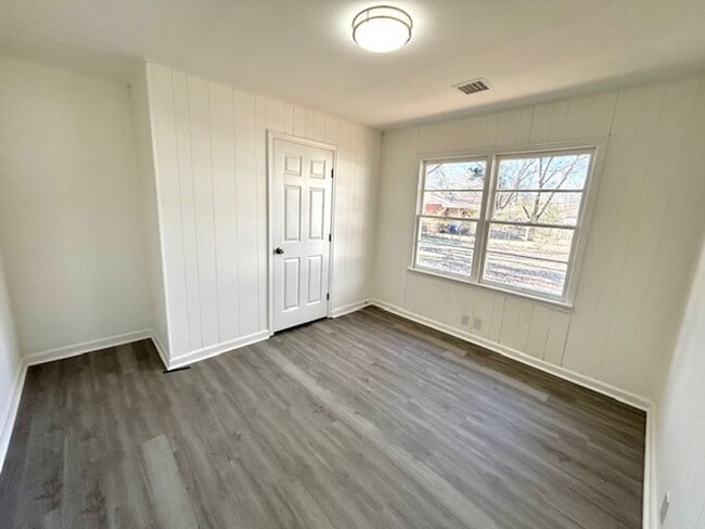 Building Photo - Coming Soon-2/5/26!- Charming 3- bedroom home with a move in special!