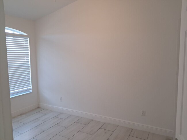 Building Photo - Priced to Rent!!!