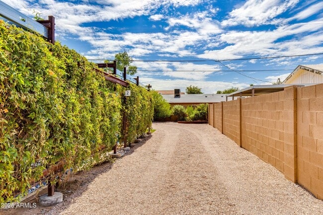 Building Photo - 4819 E Cambridge Ave