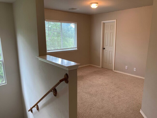 Building Photo - *MOVE IN SPECIAL* Charming 3BD/2.5BA With Deck — Loop 1604 & Potranco!
