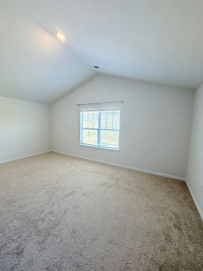 Building Photo - Beautiful 4 Bed, 2.5 Bath Home - Lawn Care Included!