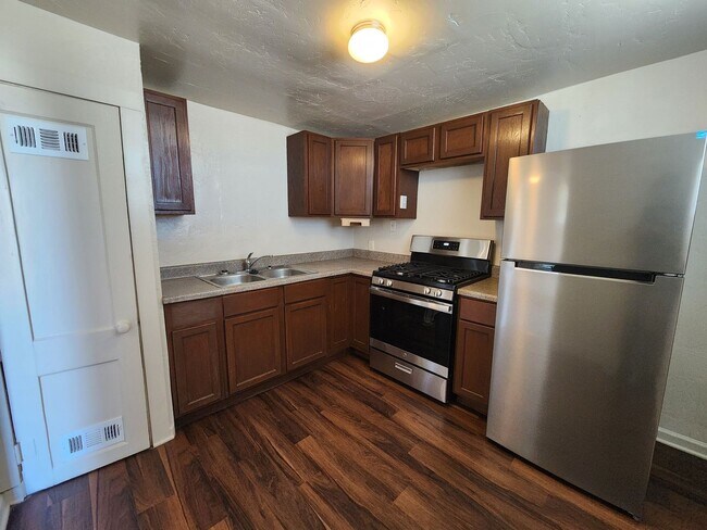 Building Photo - 1037 Brownlee Ave