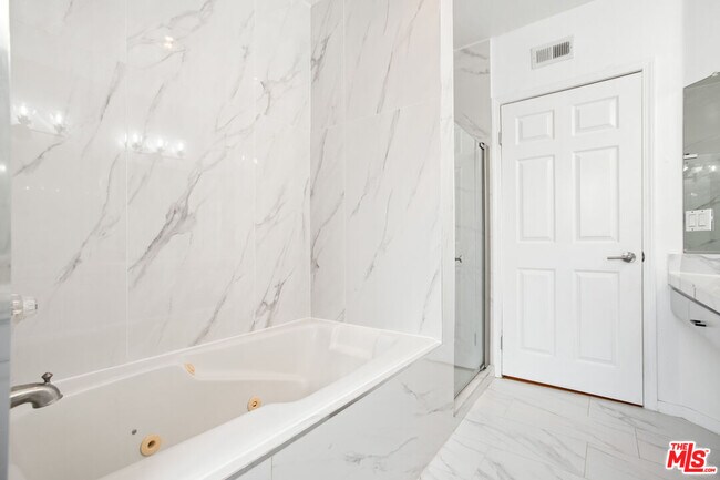 Building Photo - 1059 S Sherbourne Dr