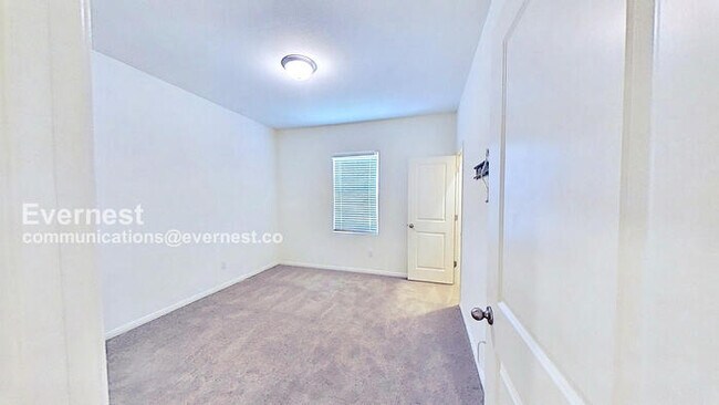Building Photo - 400 Seneca Loop