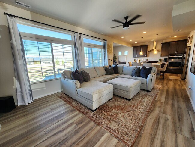 Building Photo - Beautiful, Modern 3 Bed 3 Bath Home in Ban...