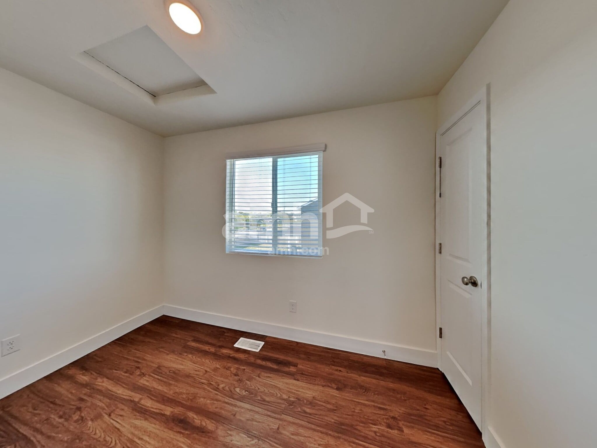 Building Photo - 1029 N Barkvine Ave