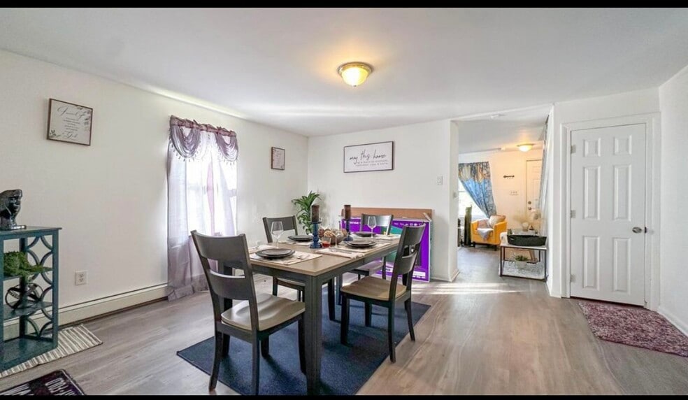 Dining room - 178 E Charleston Ave