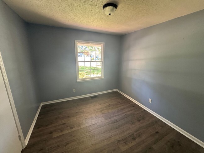 Building Photo - Renovated 3 Bed / 1 Bath Brick Ranch in Ea...