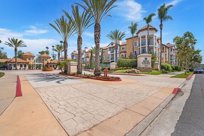 Primary Photo - Stylish Furnished 2BR/2BA Condo with Resor...