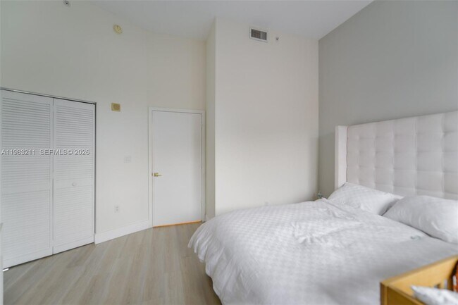 Building Photo - 19501 W Country Club Dr