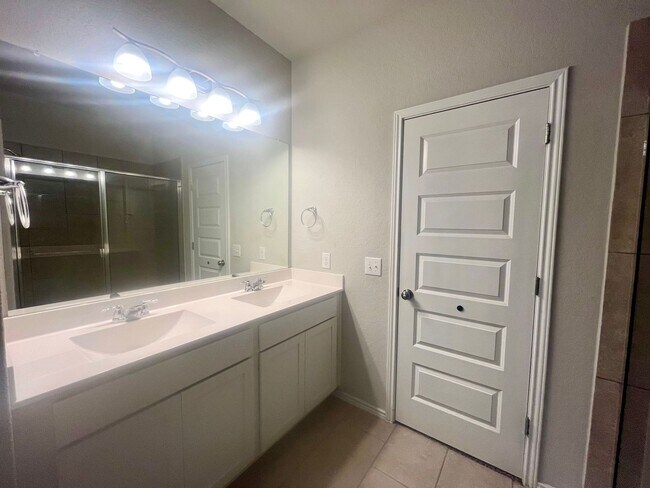 Building Photo - Charming 3/2 conveniently located to Lackland, Toyota, Palo Alto & Texas A&M San Antonio!